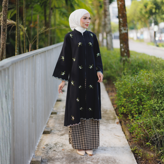 DAHLIA BLACK