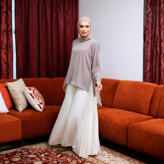 ELARA KHAKIS