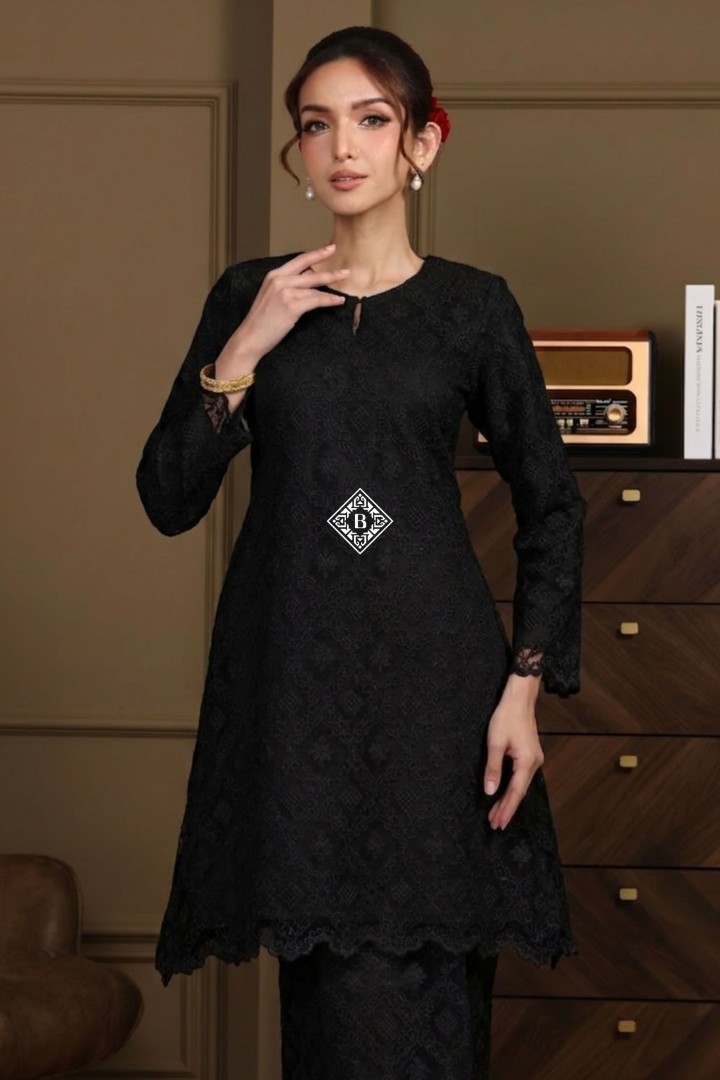 VIVIENNE BLACK - Image 1