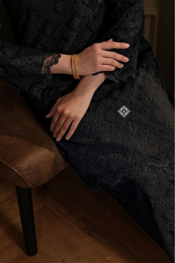 VIVIENNE BLACK - Image 2