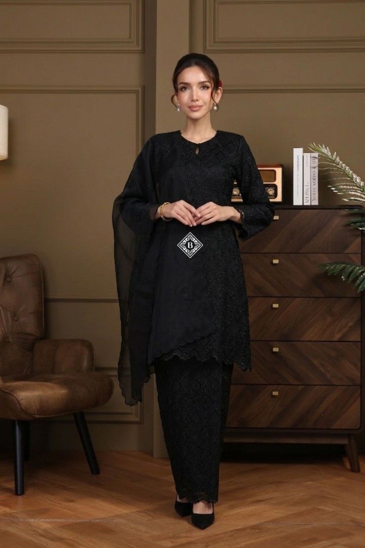 VIVIENNE BLACK - Image 3