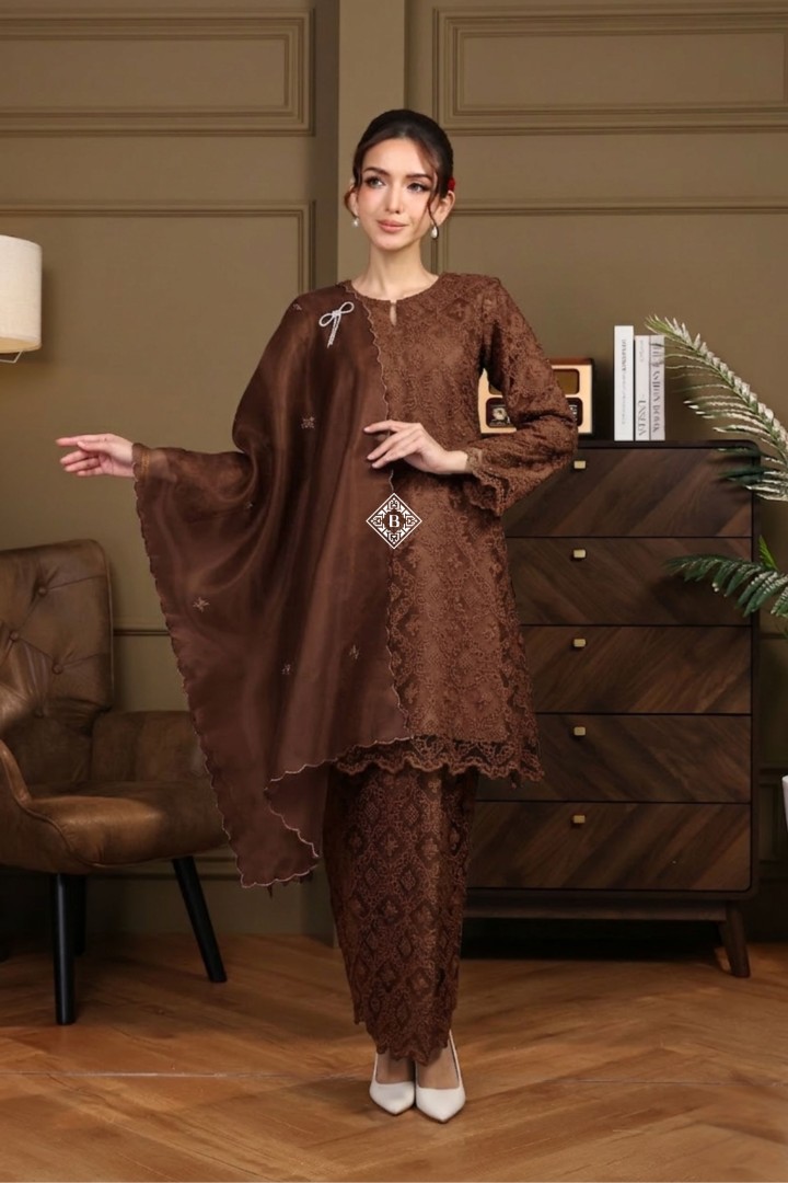 VIVIENNE RICH BROWN - Image 3