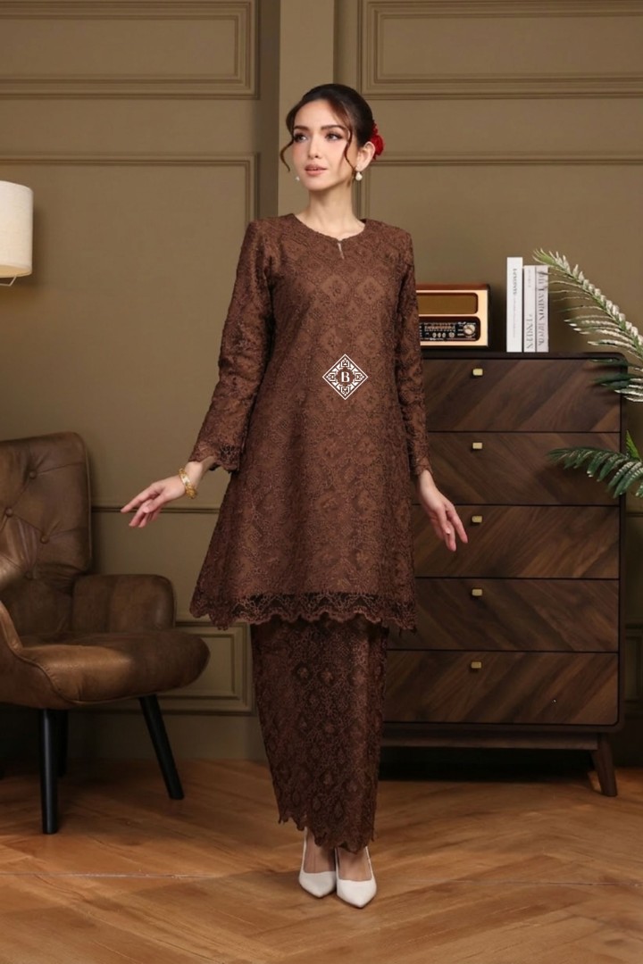 VIVIENNE RICH BROWN - Image 4