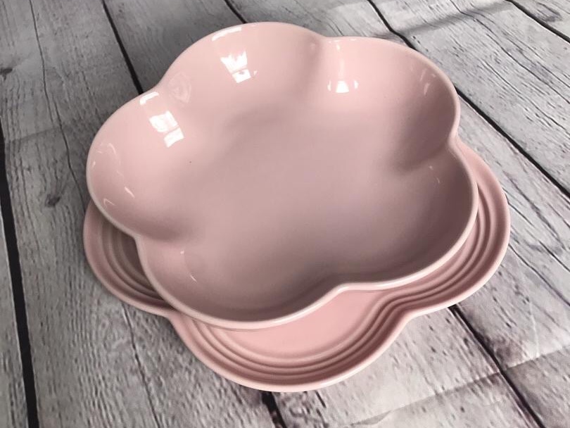 (ARRIVING JUNE) Le Creuset Flower Plate and Dish Set in Chiffon Pink