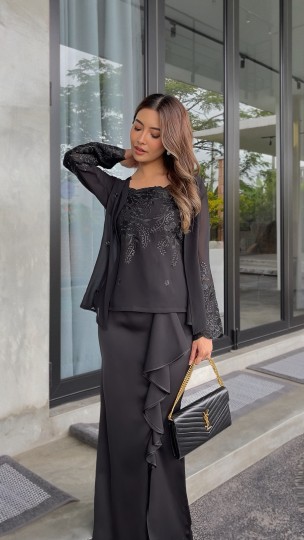 CASSANDRA RUFFLE SET IN GLACIER BLACK