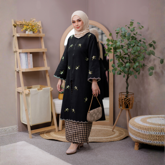 DAHLIA BLACK