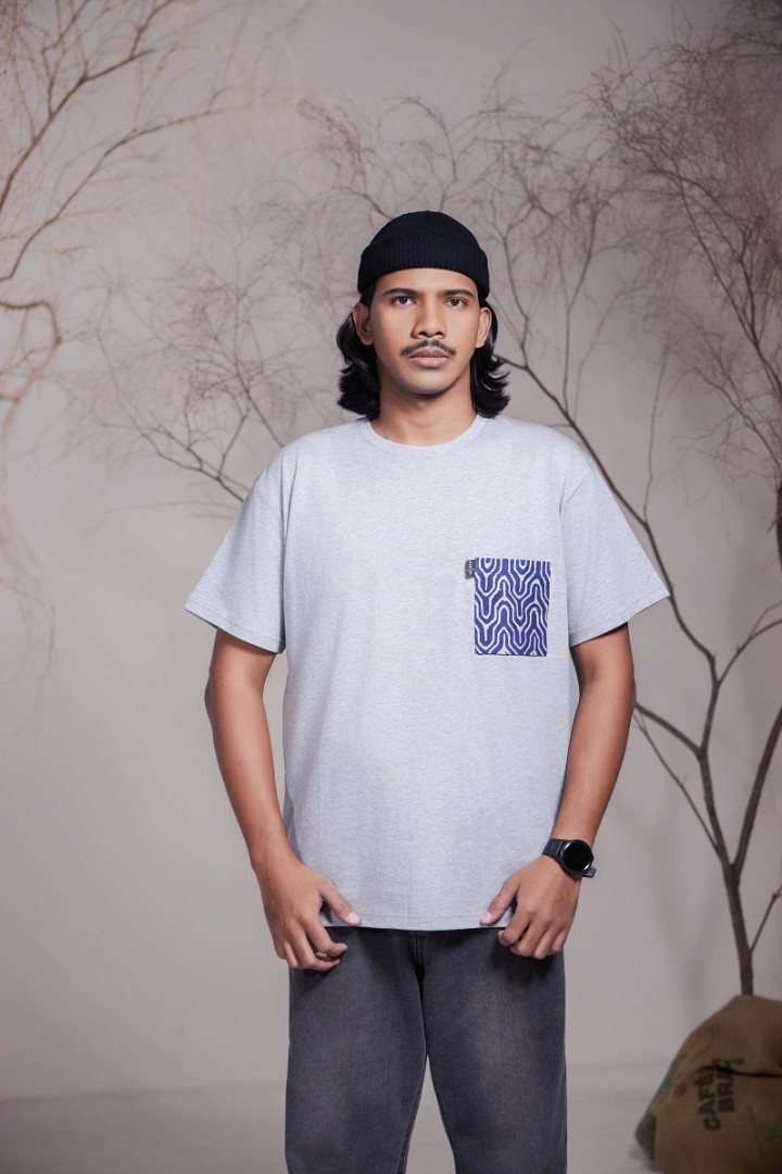 T-SHIRT POCKET BATIK ASLI OBLIGASI (LIGHT GREY)
