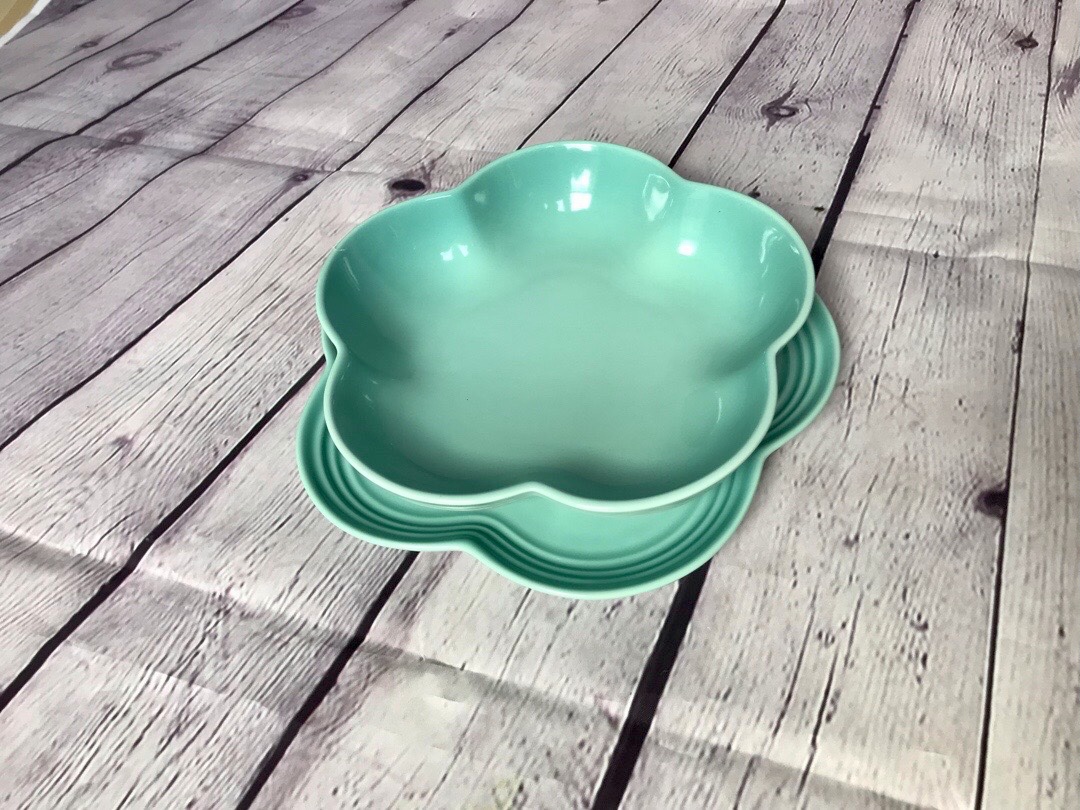 Le Creuset Flower Plate and Dish Set in Cool Mint