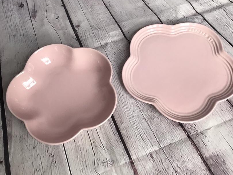 (ARRIVING JUNE) Le Creuset Flower Plate and Dish Set in Chiffon Pink