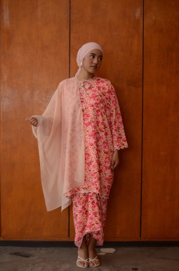 Kurung Inez in Poppy Pink