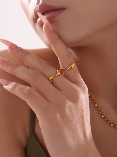 Vague adjustable ring