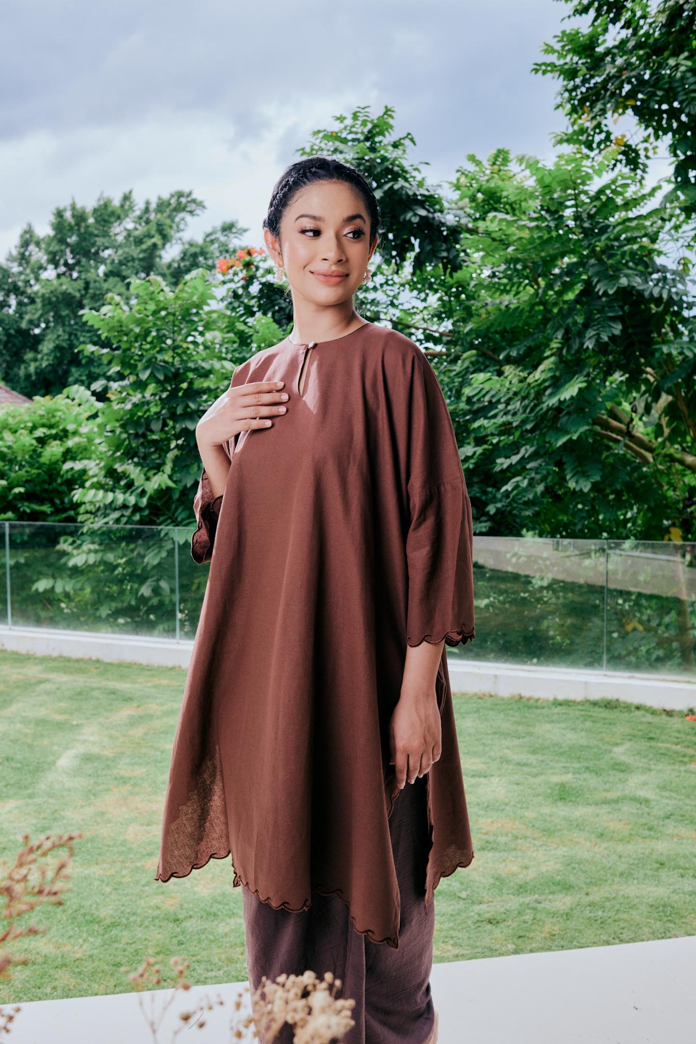 DARK BROWN