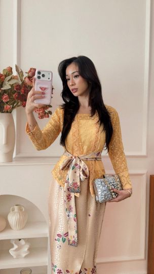 KIRANA BLINK KEBAYA IN AUREA CREAM