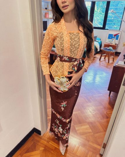 KIRANA BLINK KEBAYA IN AMBER SIENNA